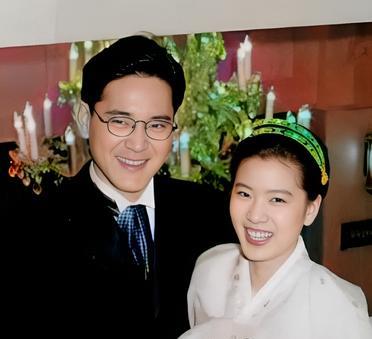 这是韩国两大财阀公子哥与千金小姐的婚礼上。婚礼上的公子哥是当时三星集团会长李健熙