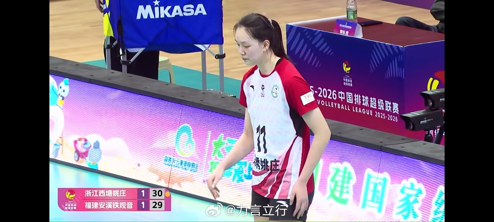 中国女排排超联赛第三局浙江女排31比29福建女排，两负比分一直紧咬，中段庄宇珊