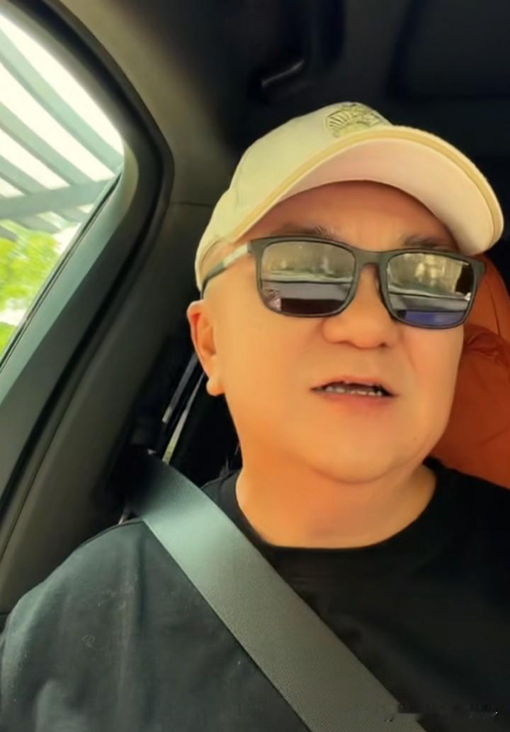 董路将上曹云金聊天节目。此次董路与曹云金聊天据说是录播，董路也说非常喜欢直播的