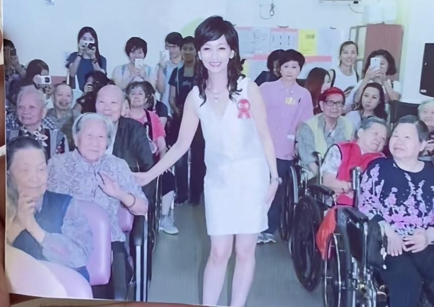 66岁那天，不老女神赵雅芝走进养老院慰问。披肩卷发，V领束身短款连衣裙。无论着装