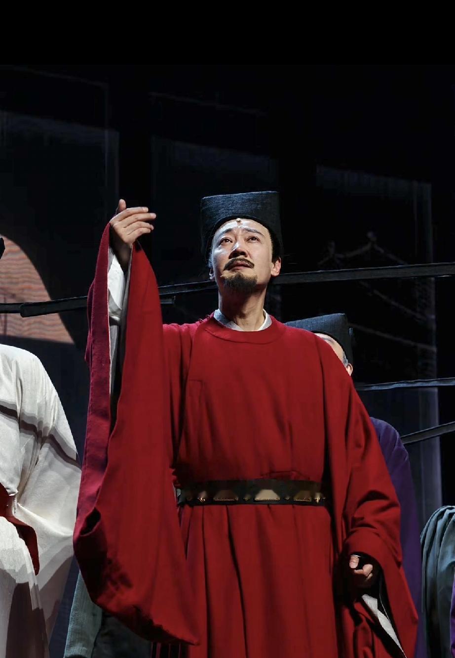 辛柏青不容易，复出演话剧在台上双眼红肿，以为他绷不住了要抹着眼泪下台，结果后面他