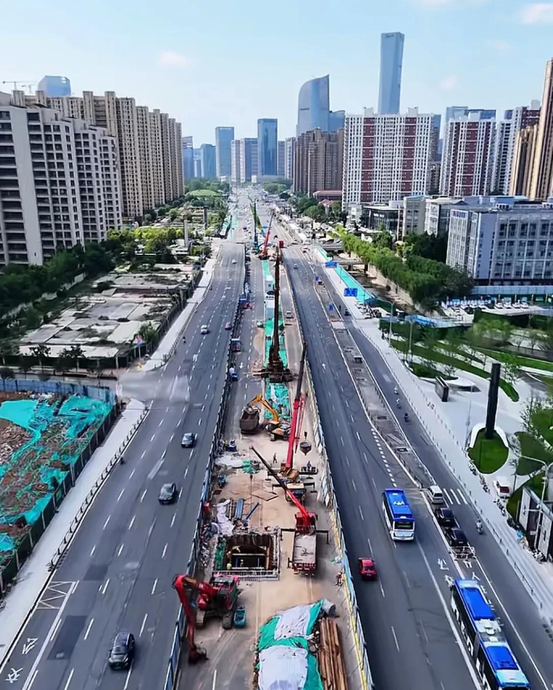 济南凤凰路高架已经开始修建了，据说世纪大道以北的居民都非常支持修建，以南的则比较