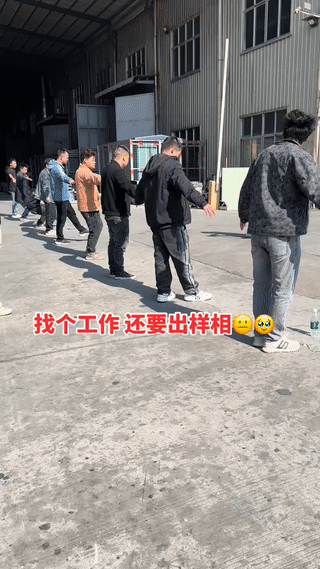 现在进厂找个工作可真是不容易？不但要考试、体检？甚至还要做体能测试？应聘的