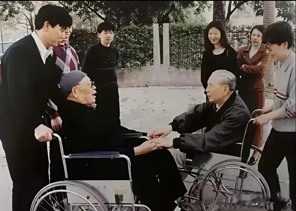 他们到底是谁？我发现网上很多人乱发，导致很多人都认错了人，这张合影拍摄于19