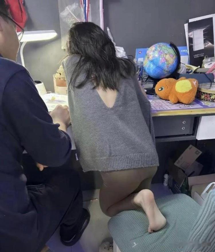 实话实说，要是个儿子，父亲不会这么有耐心的教写作业