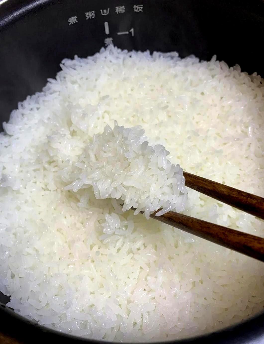 今天蒸米饭时突然发现了一个惊人的秘密。米就在那里泡着没有立即做，将近泡了一个