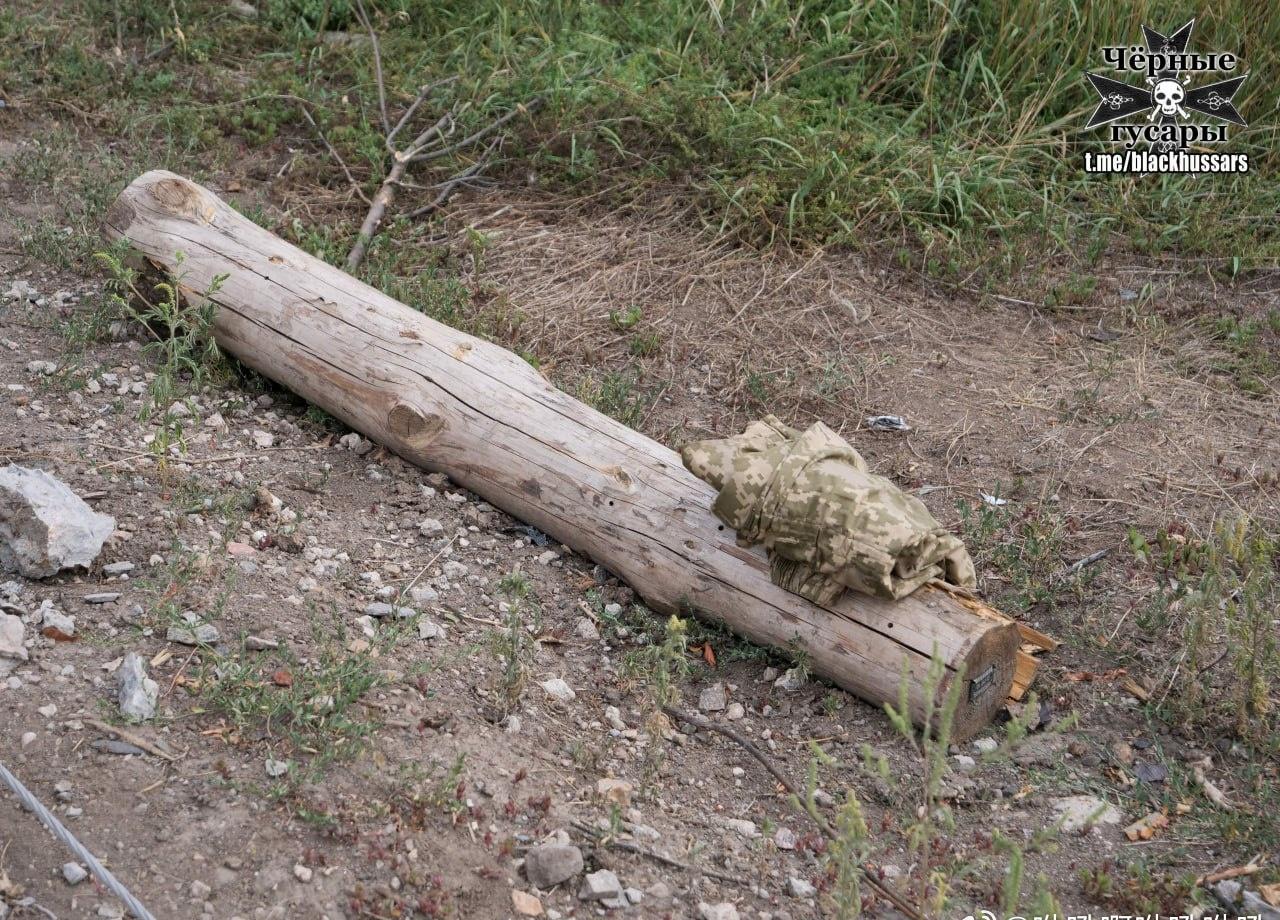 俄国人报告乌军换便装撤离时只换衣服，不换裤子，且换下的衣服都叠好放着-----