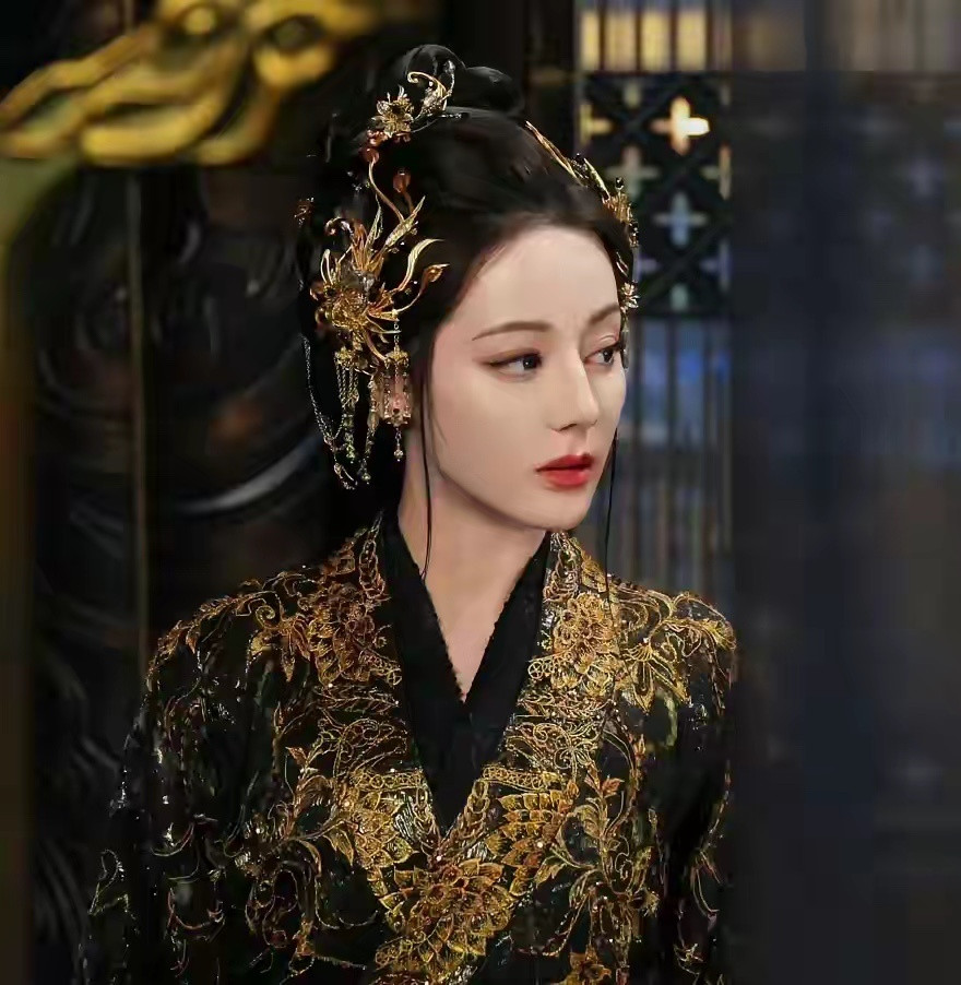 还有什么题材能拯救迪丽热巴《白日提灯》跌破26000是我没想到的，剧开拍的时候，