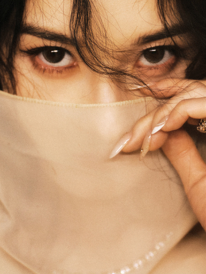 【宋祖儿】在这片无垠荒漠里，她是唯一不朽的太阳微博之夜出图2025微博之夜爆款创