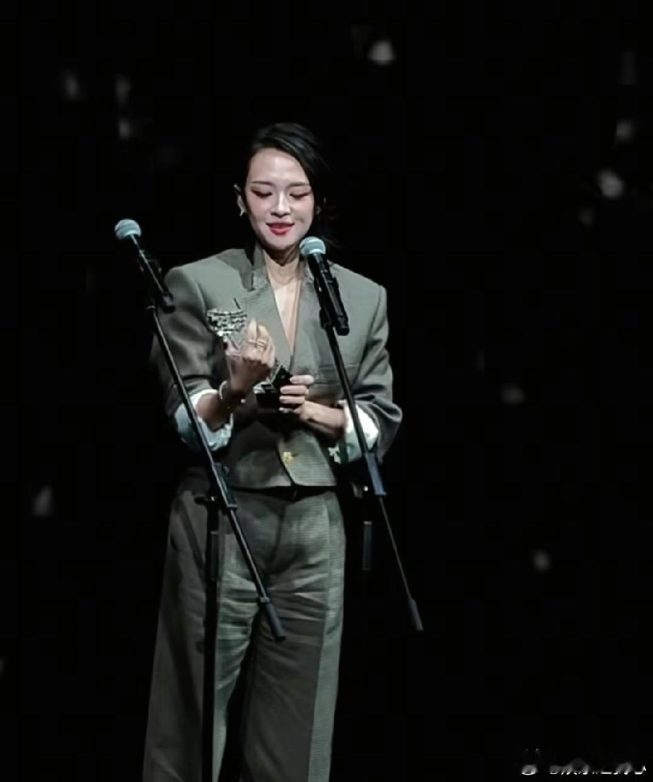 12月23日，章子怡在澳门获得金莲花影后上台领奖时，大家发现她穿的不是礼服，而是