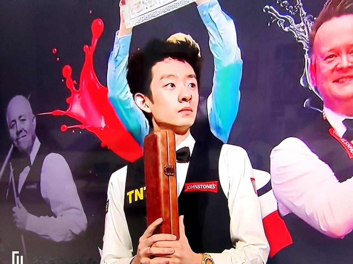 我跟你说，就那一瞬间，凯伦威尔逊失误的时候，我心都提到嗓子眼了。真的，就那一杆