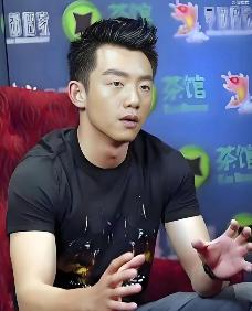 有一回主持人问郑恺：“你一天最多赚过多少？”郑恺特淡定：“7个亿。”主持人惊了：
