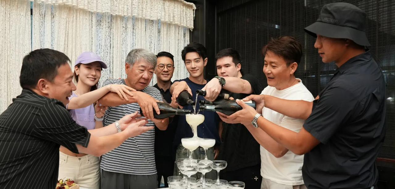 燃爆今夏的藏海传开了自己的庆功宴了，剧组去上海参加了白玉兰，刚好肖战在上海拍戏，