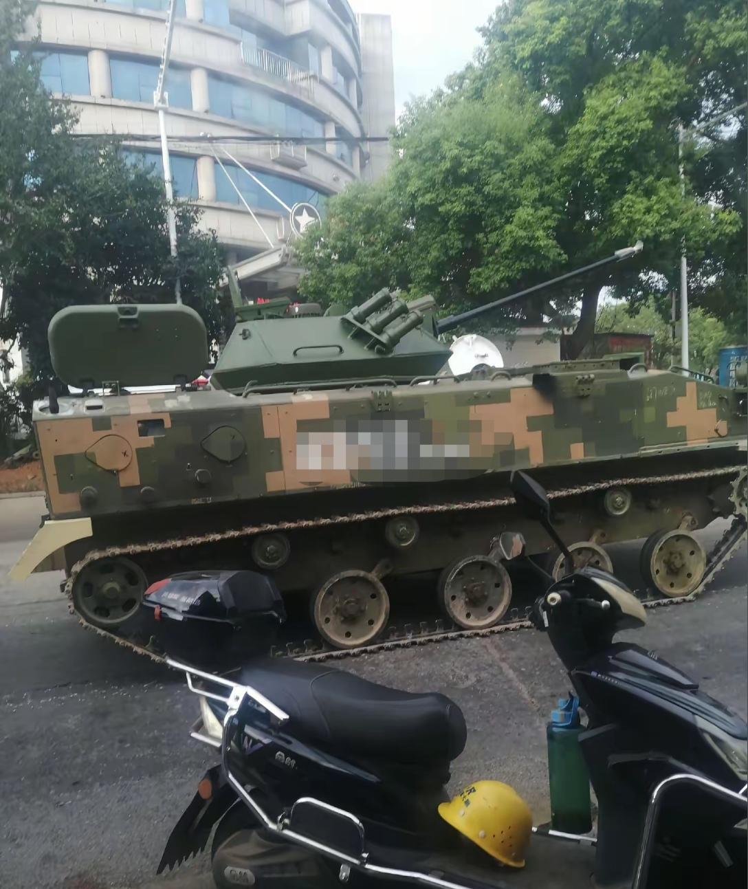 [呲牙笑]据说是改进型伞兵战车——非常希望是在台北街头。感觉湾湾最近有死扛王师的