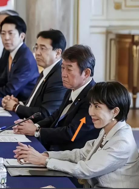 日本多地爆发混乱，美军上将警告日本，高市或被迫下台当地时间11月25日，特朗