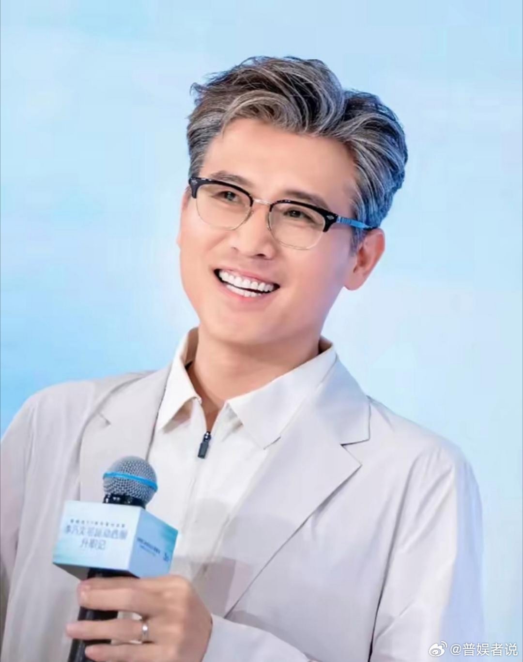 综艺录制现场，李乃文拿起已经摆放了好几天的赞助商八宝粥，拧开盖子直接吃了起来。一
