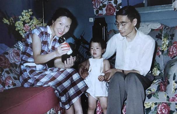 1968年，周总理正在接待外宾，一位秘书匆匆走到他身边，低声低语后，周总理罕见中