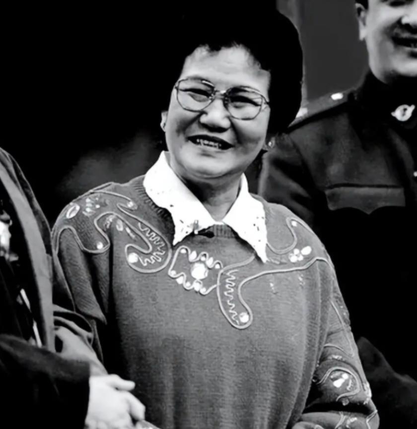 1964年，小叔子盛弘对赵丽蓉说：“嫂子，我哥走3年了，咱俩一起过吧！”赵丽蓉严