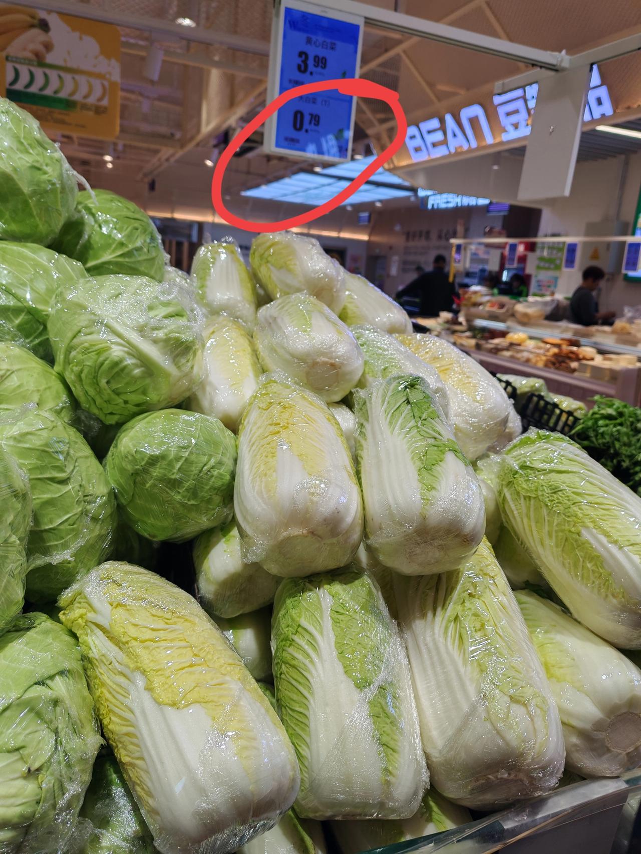 白菜价跳水12月28日，坐标西安。刚才我到超市逛了一趟，发现超市里的白菜降价了