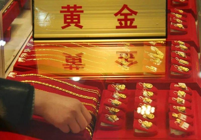 黄金价格暴跌真相: 美元走强、美联储加息与避险降温的三重冲击!