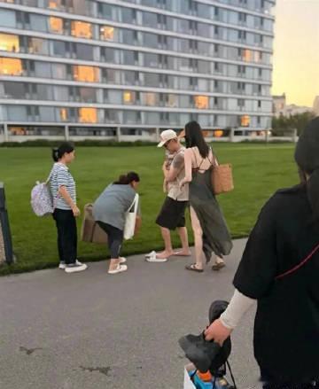 偶遇陈伟霆何穗度假，抱娃的活儿全是爸爸的，妈妈只负责漂亮