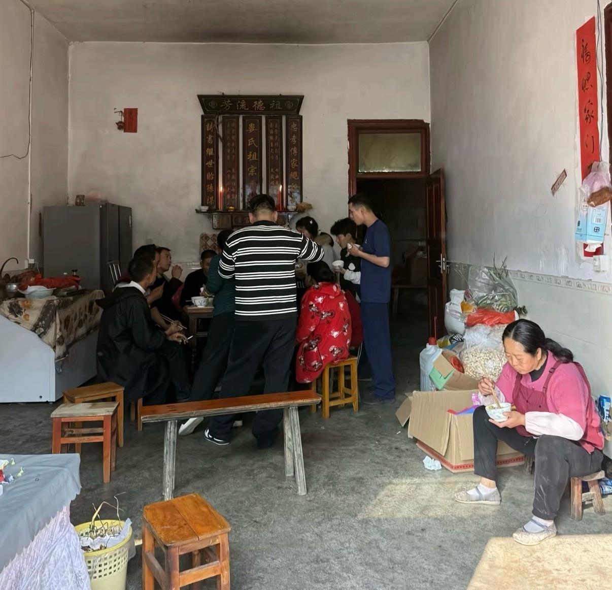 女人做了一桌菜然后不能上桌吃饭？