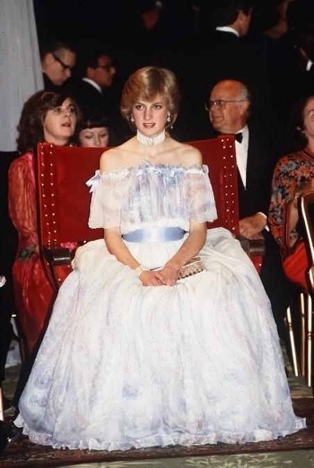 1982年，戴安娜刚嫁入王室不久。一场音乐会上，BellvilleSass