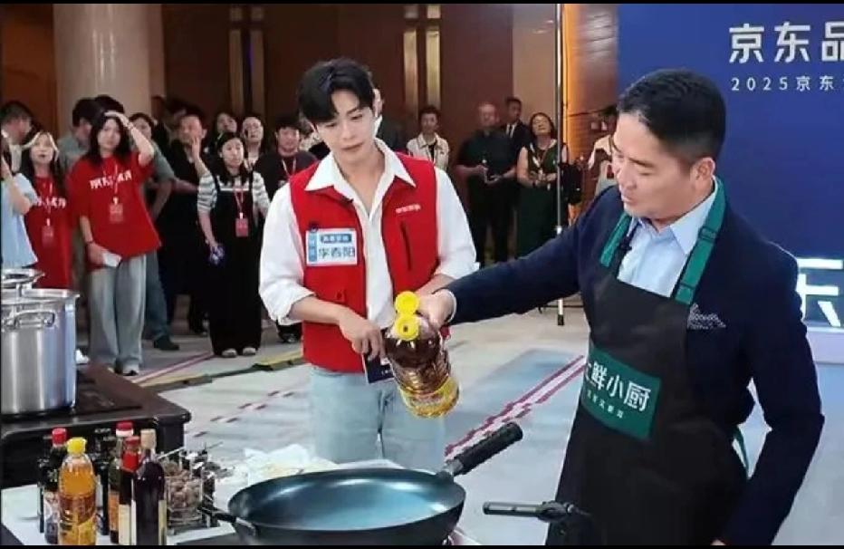 东哥真会蹭热度，直播炒菜，称“像贾国龙第一次炒菜一样紧张，像罗永浩第一次说脱口秀