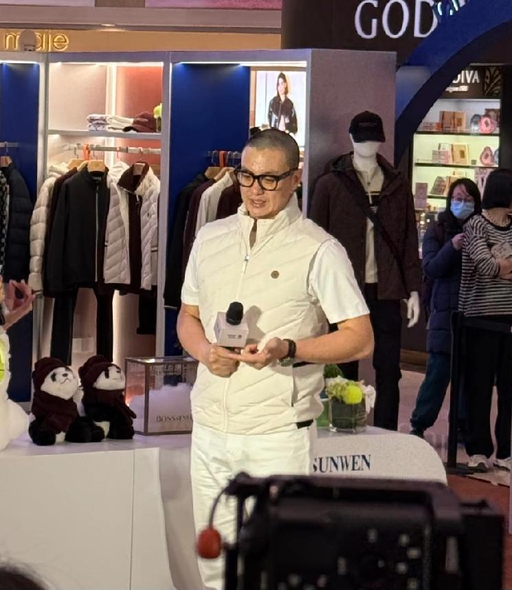 周一围剃光头真是一下老了十几岁，12月27日，周一围在天津某商场参加活动，一身白