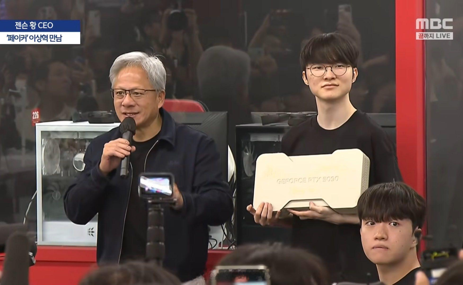 黄仁勋抵达韩国，第一战到访T1基地，现在已经和Faker、Doran、On
