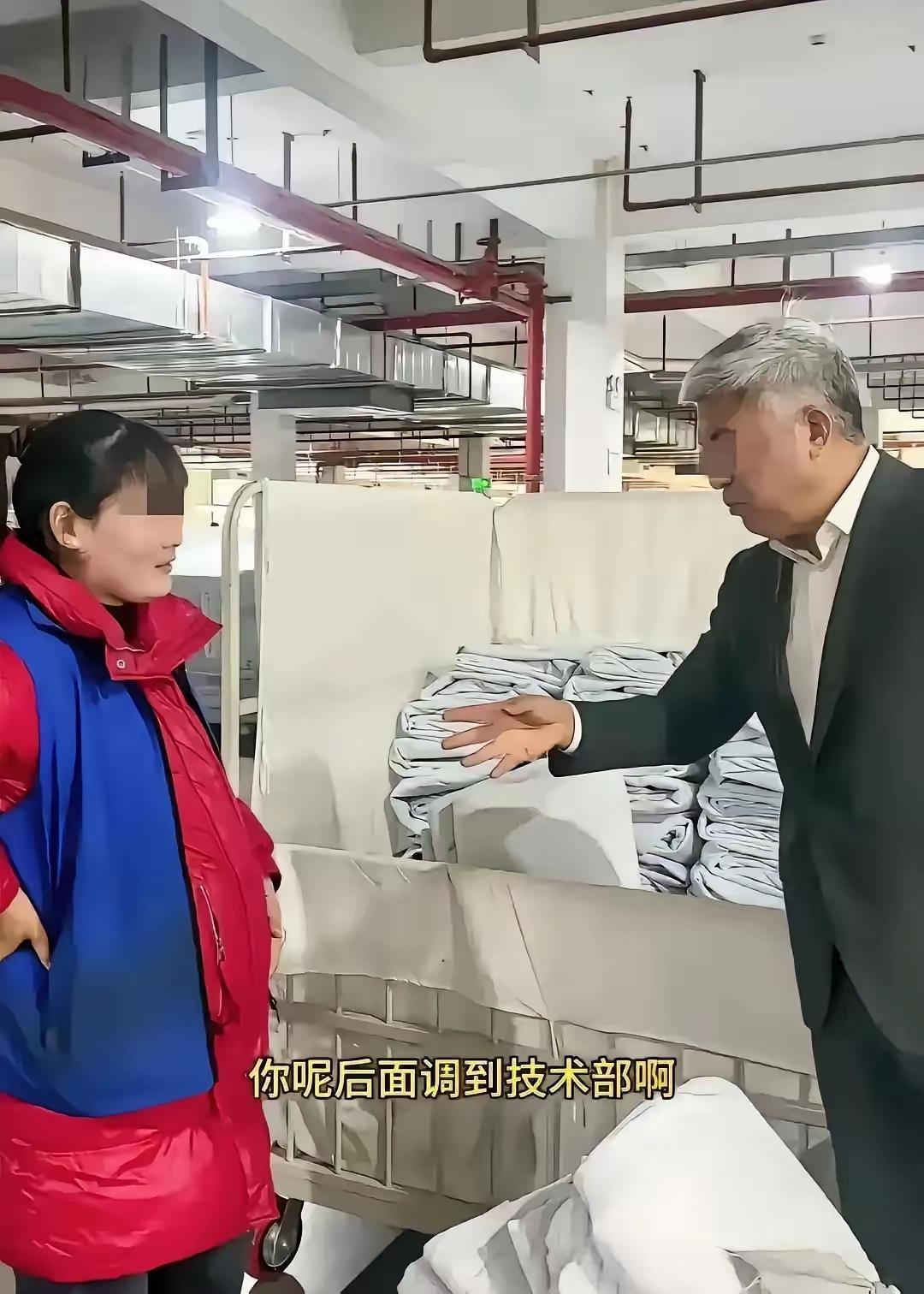 🌙安徽宣城一家工厂，老板巡视时看见一名怀孕女工正弯腰搬货，肚子快顶到箱子了，她