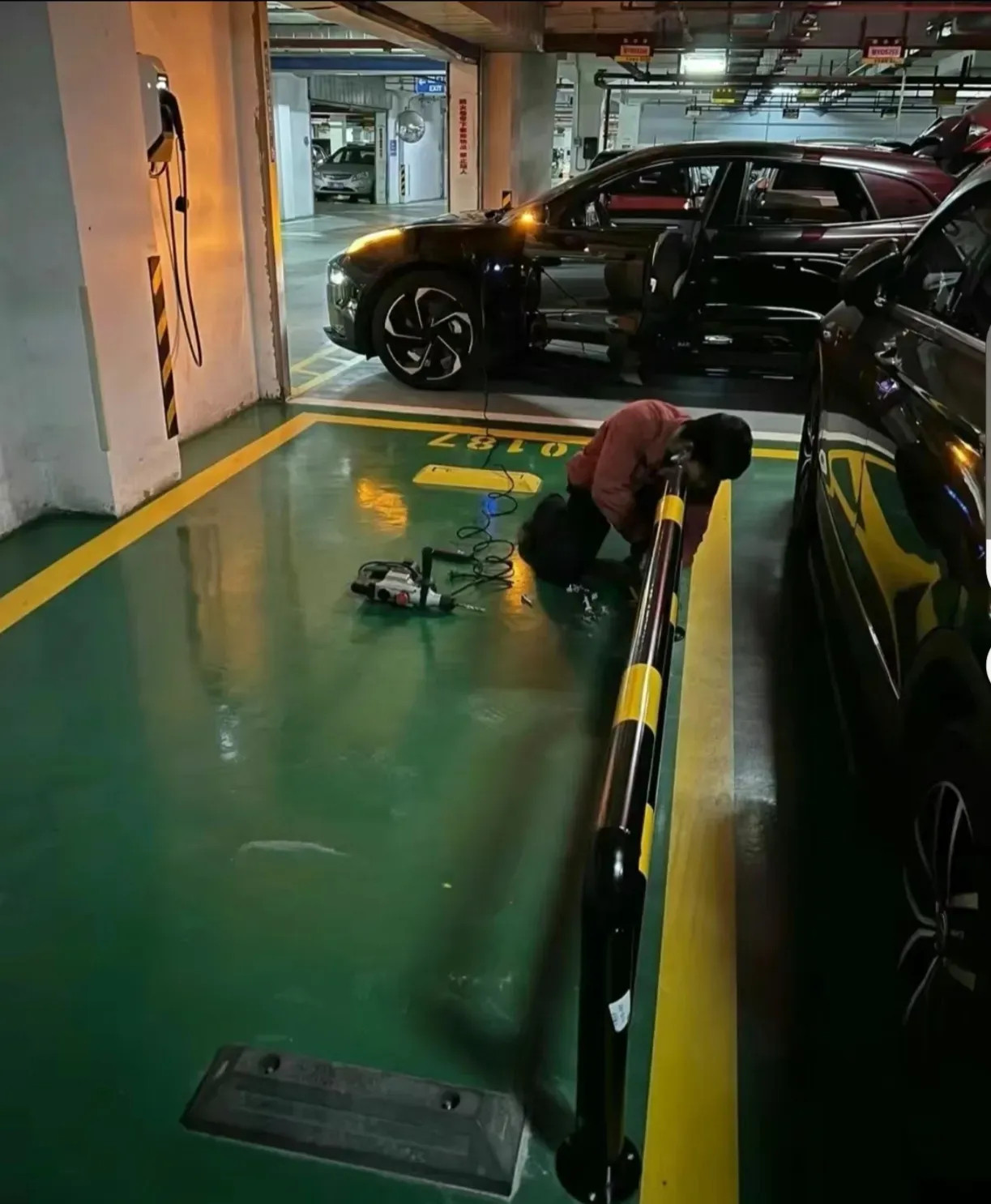 邻居家因为停车位和我们吵了好几次了，我实在不知道我们的车停的哪里有问题。我每次停