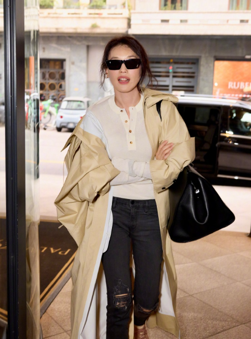 舒淇里面穿白色打底衫下身穿深灰色的破洞牛仔裤，有种潇洒不羁的魅力她脚踩驼色高