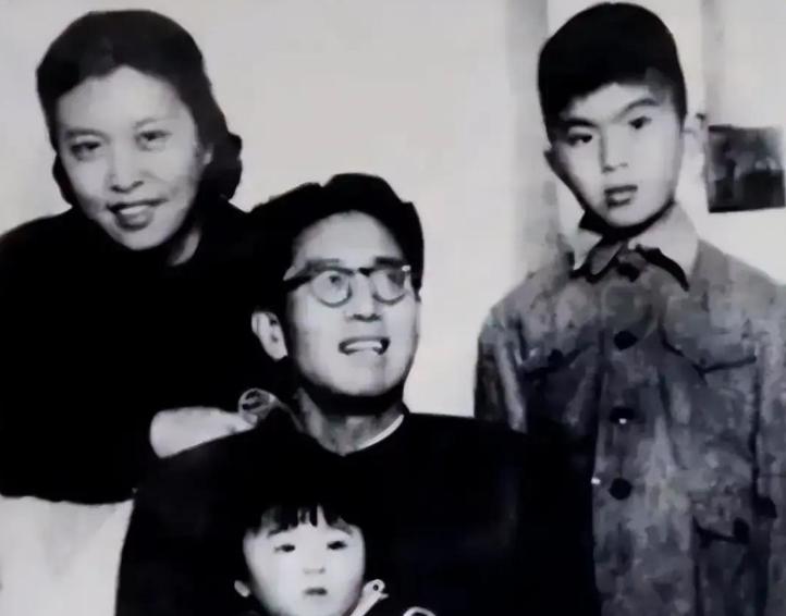 乔冠华家的保姆"梅阿姨"是一个厉害狠心的角色，在章含之继女洪晃和乔家儿女乔宗淮、