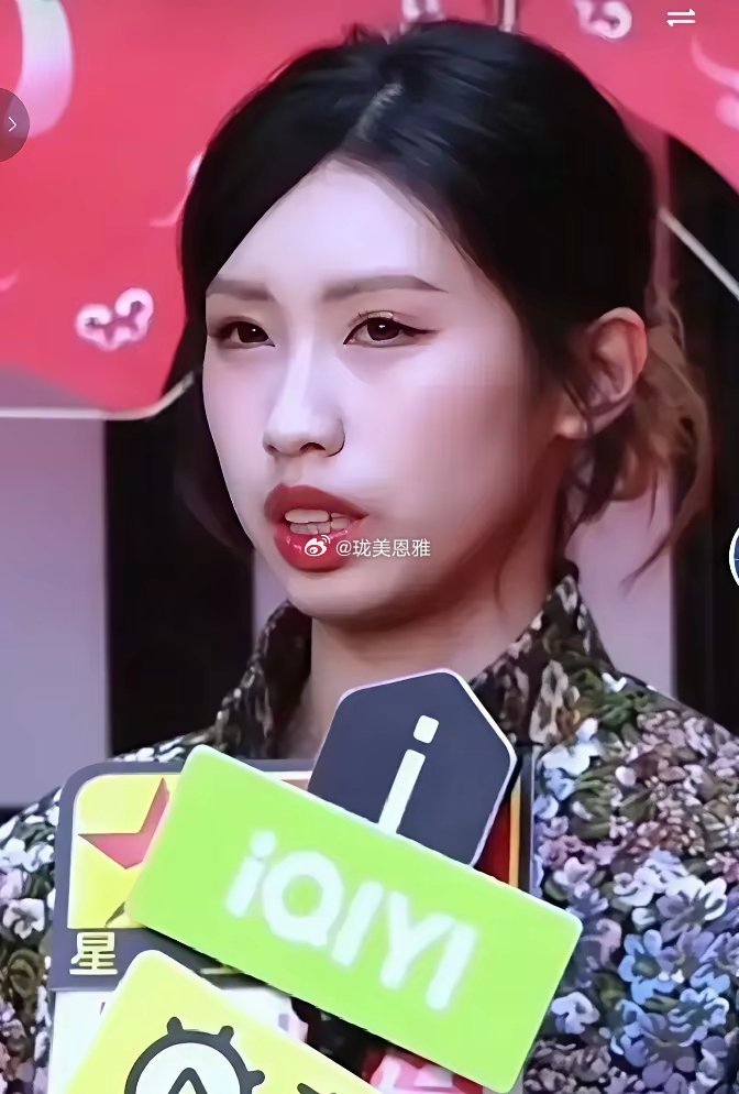 冯小刚收养的养女徐朵，咋和冯小刚长的一样这不妥妥的父女俩网友调侃：看着比亲生闺女