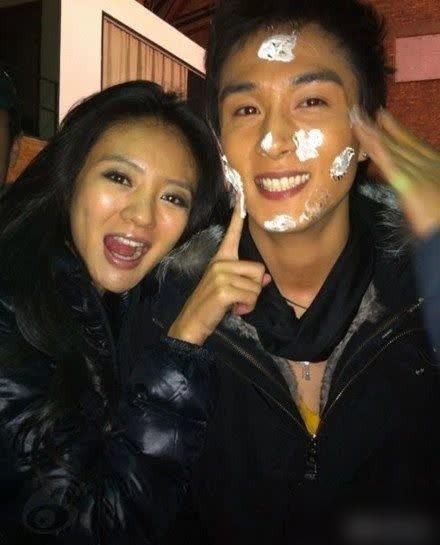 当李承铉和戚薇参加节目，遇到李承铉前女友的闺蜜刘品言，刘故意和他打招呼：你不认识