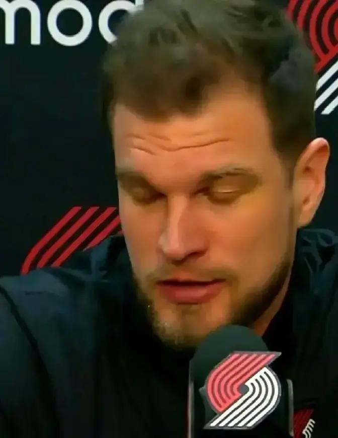 别光盯着杨瀚森拿了17分。开拓者教练斯普利特最近发布会话越来越少。过去三场