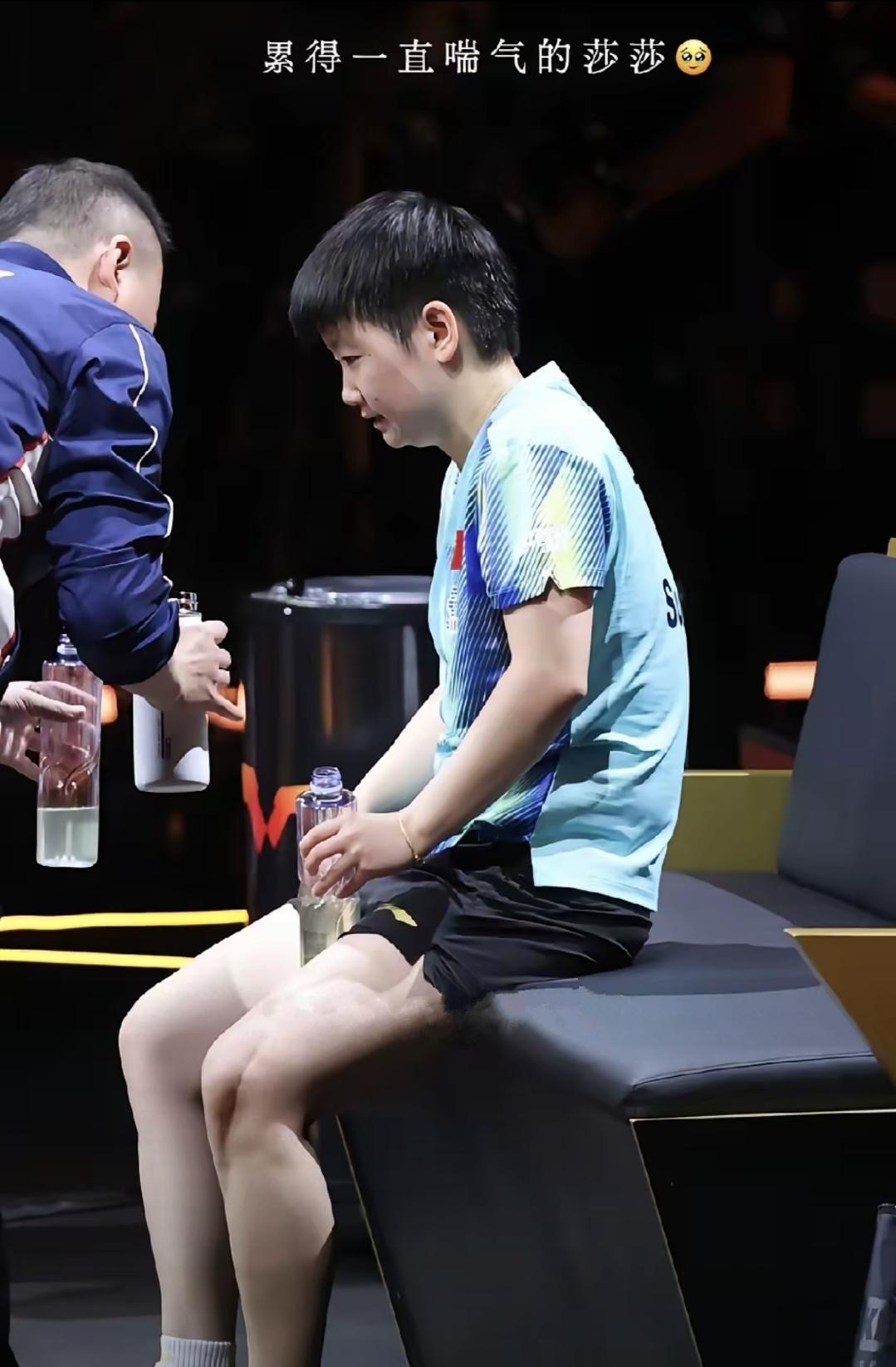 莎莎打帕拉南中场休息阶段，马琳是真的心疼她。马琳手里拿着两瓶水，深怕莎莎太渴