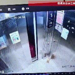 山西，这位外卖小哥气坏了！按顾客要求，把餐放进电梯，结果刚离开，就收到顾客的退款