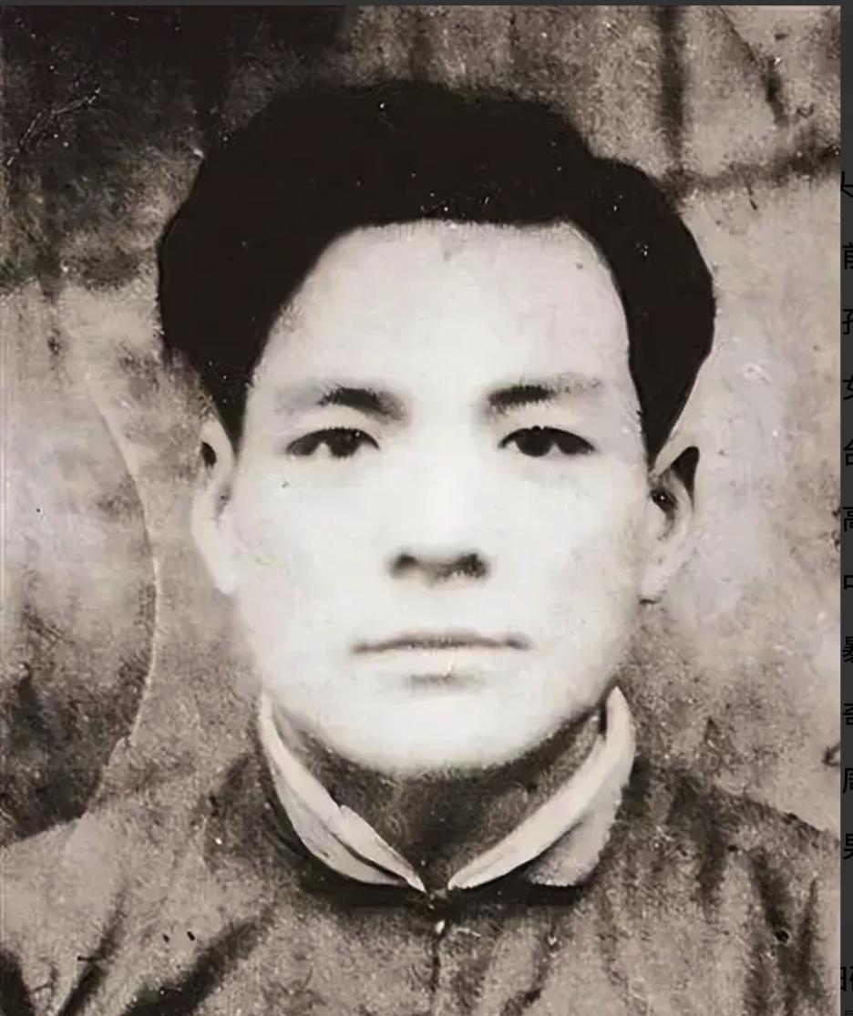 1943年，一个农民外出干农活时，偶然遇到一个大汉奸，他拿着锄头砸了汉奸的脑袋。