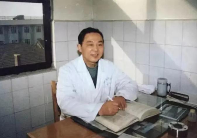 1970年，徐州医学院附属医院的一位医生，趁着妻子去上班，以身犯险服下4克毒性巨
