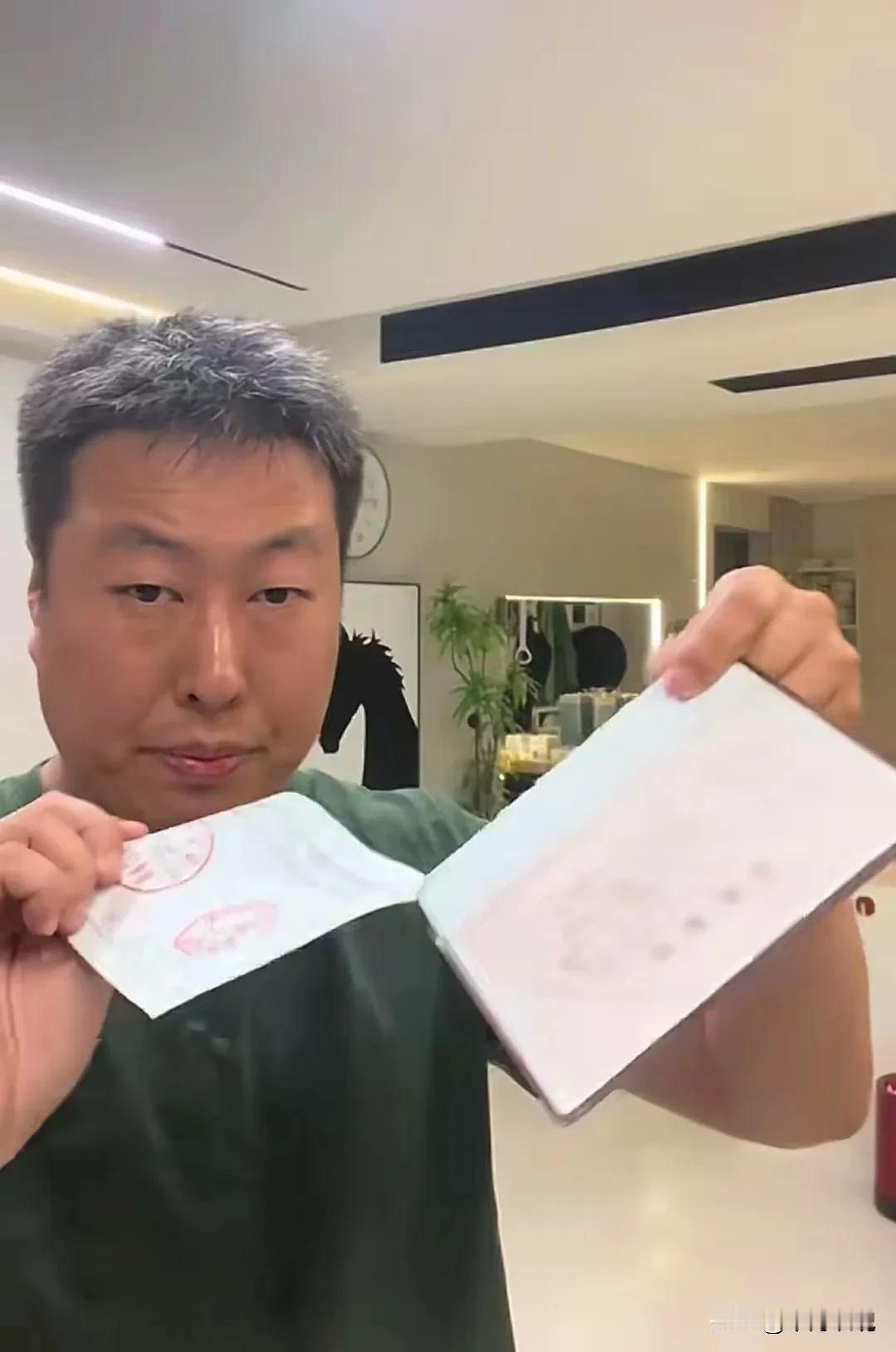 虐猫女这次算是踢到铁板了！宝盈猫咖的老板直接把店给停了，把户口本、从小学到大学
