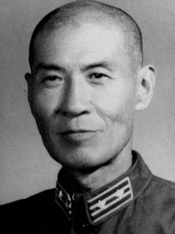 他是北京人，抗战后参加八路军，参加过上党战役，在这期间，思想得到了升华，成为了一