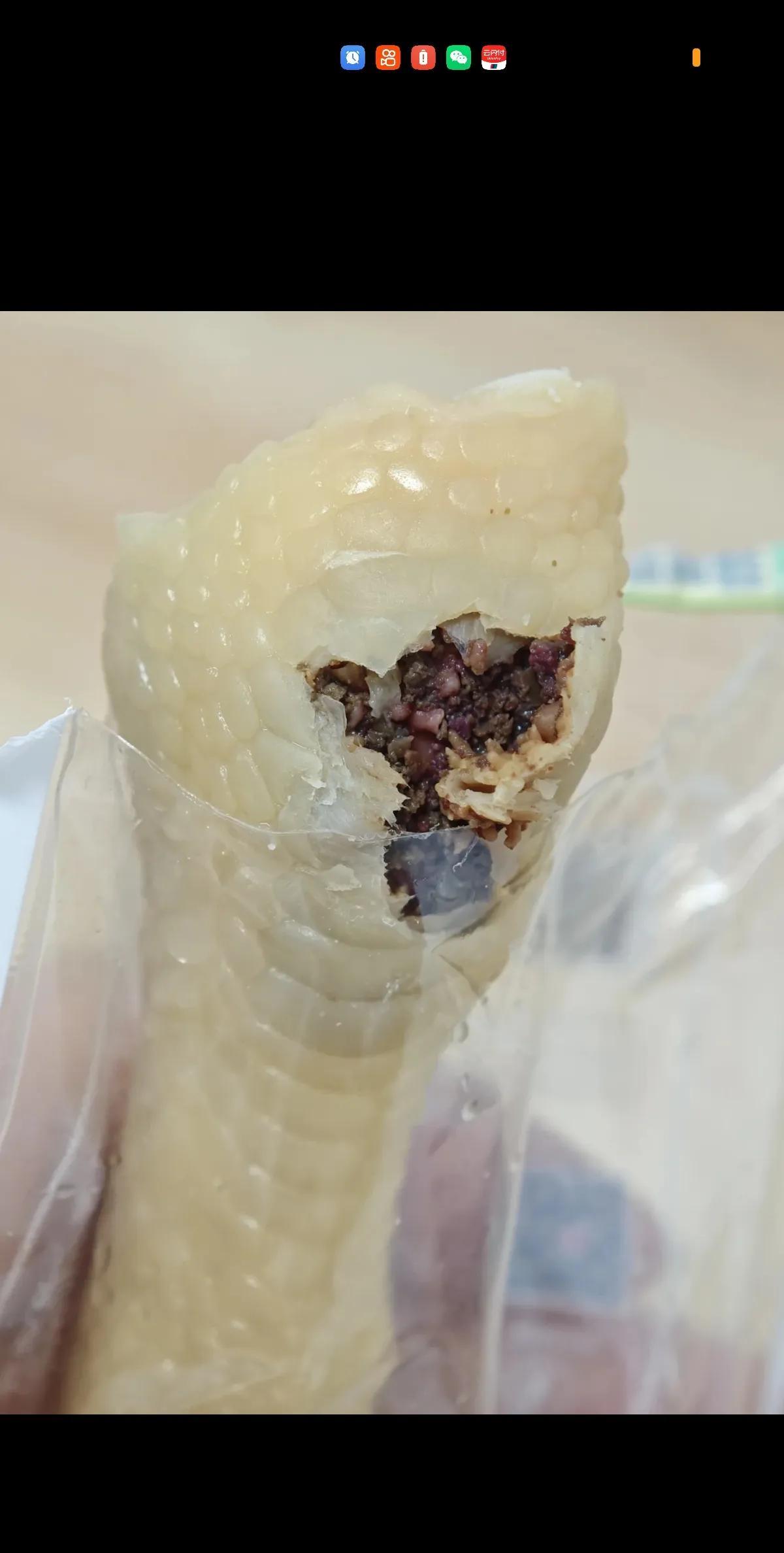 老婆最喜欢吃泡椒鸡爪了，可以说到了“无爪不欢”的地步，可是今天她吃鸡爪的时候刚咬