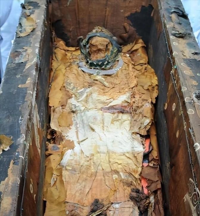 1956年，在郭沫若、吴晗的强烈要求下，国家同意了挖掘万历皇帝的陵墓，在打开棺材