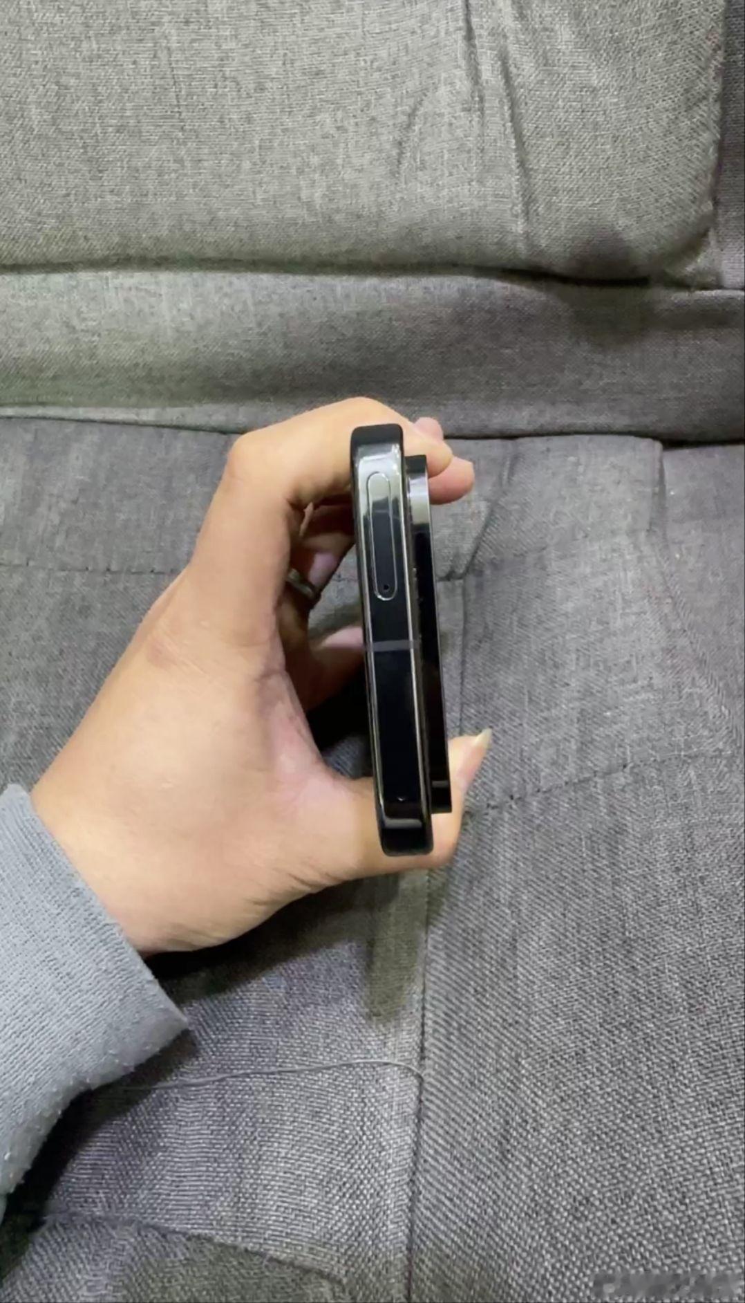 【谷歌Pixel10Pro真机曝光】外观还是熟悉的味道，防爆盾横排三摄镜组设