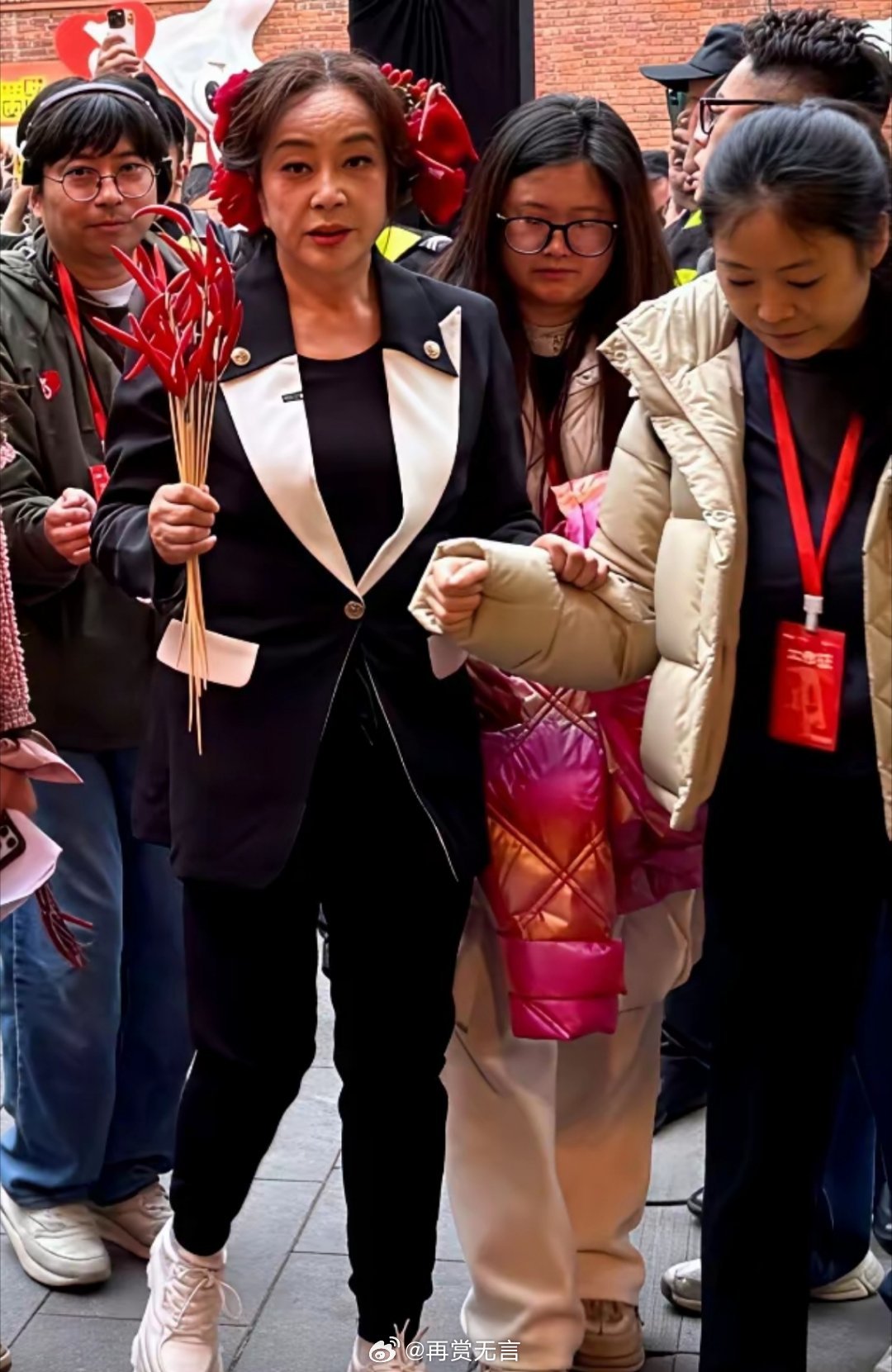 76岁刘晓庆重庆现身，簪花浓妆少女感十足，状态绝了！