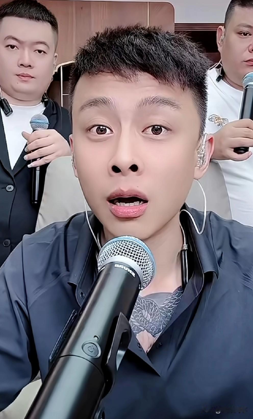 小胖点评洋洋洋去海对面试水，菲妹都马上回来直播了，你别换了，还不如这边呢！