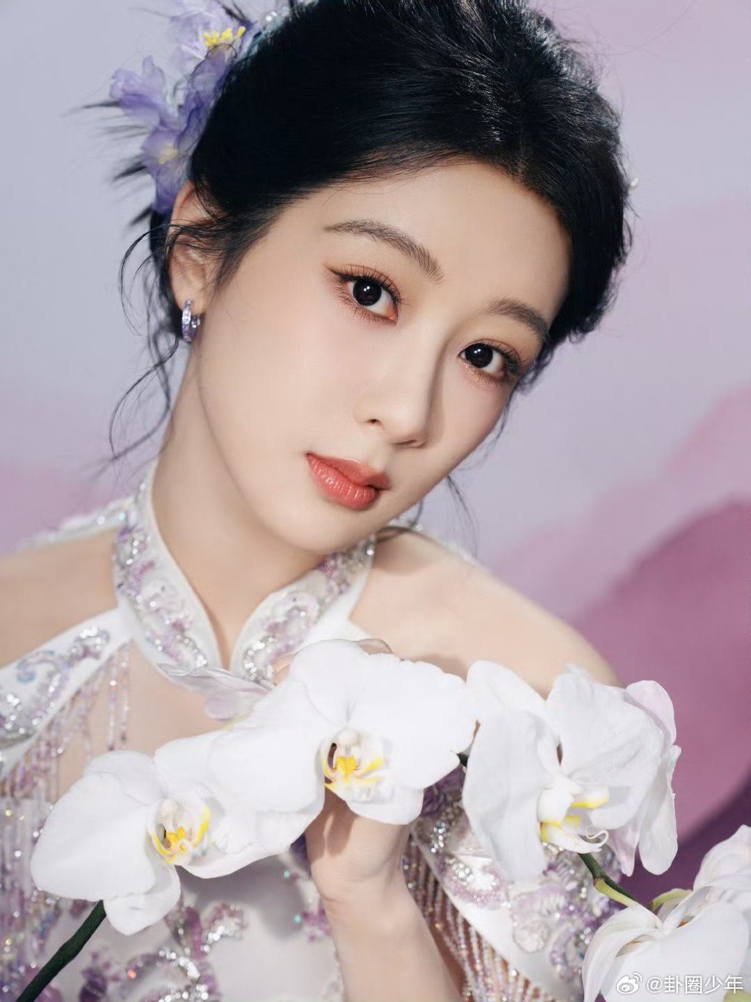 杨紫紫色露肩旗袍杨紫紫色露肩流苏旗袍谁能拒绝穿紫色旗袍的杨紫啊，露肩流苏设计，把