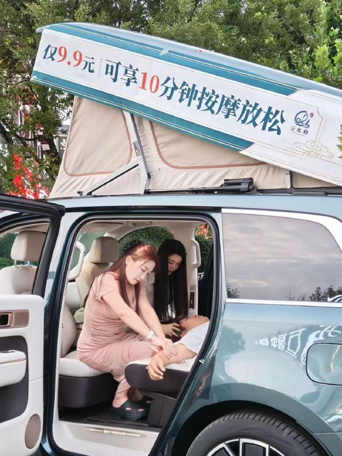 澎程的使用场景再+1，车里踩背我是真没想到董老厮这波操作确实有活。把小米澎程N